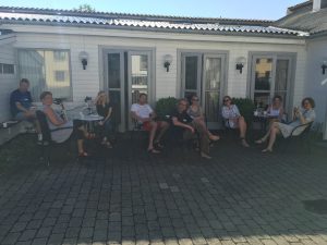 Hold 3 spiser morgenmad i skønt vejr...